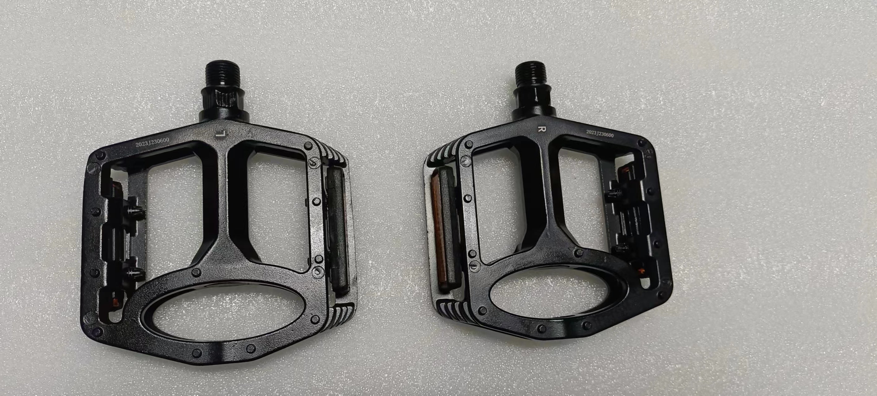 EU-LANKELEISI electric bike pedals, durable replacement bicycle pedals with non-slip surface for enhanced riding safety.